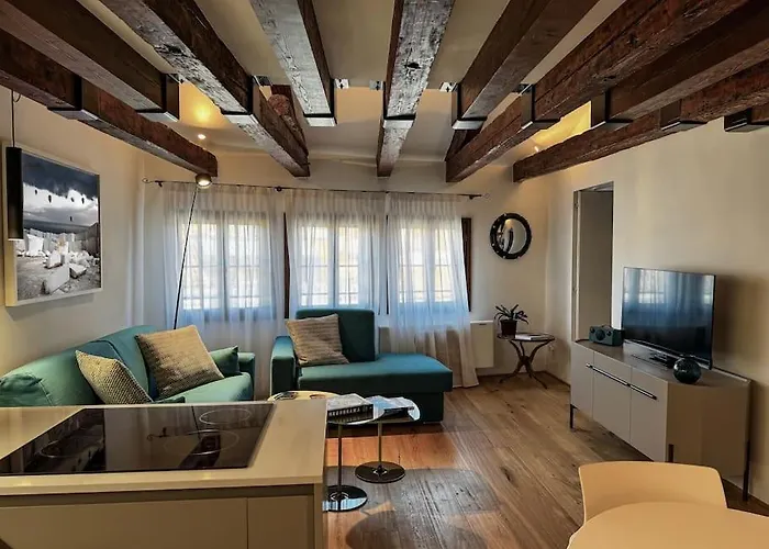 Sedo3032a • • Luxury House • *